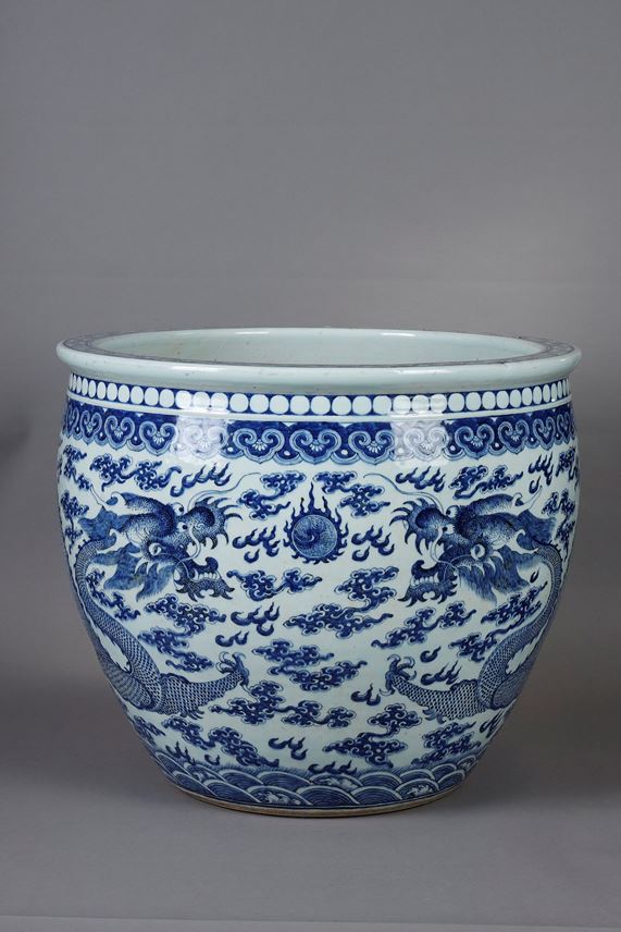Very large fish bowl in white blue porcelain decorated with two dragons in search of the fiery pearl - China second part of the 19th century diam 62,5cm | MasterArt