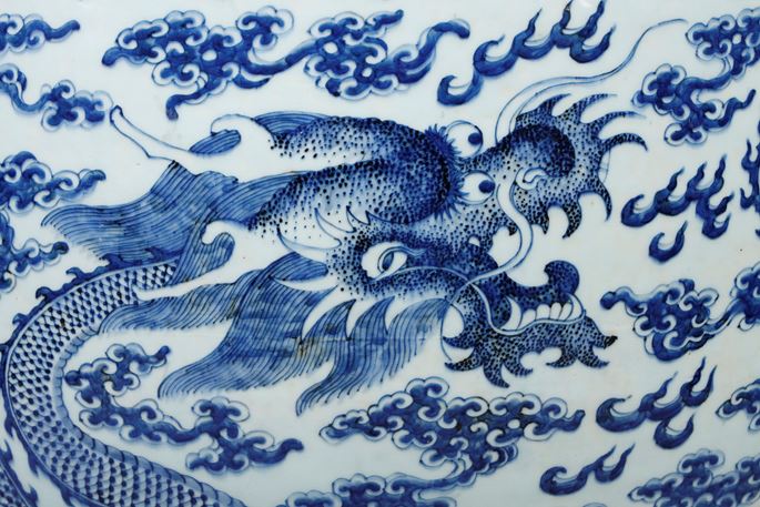 Very large fish bowl in white blue porcelain decorated with two dragons in search of the fiery pearl - China second part of the 19th century diam 62,5cm | MasterArt
