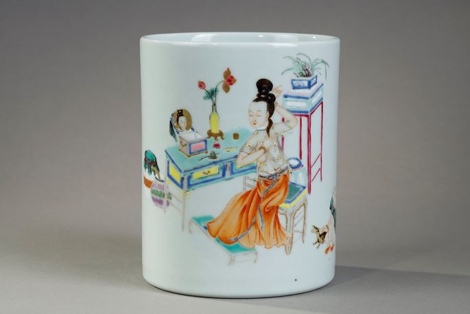Porcelain brush pot Famille Rose Decorated with a courtesan in front of a desk and a child playing - China Qing Period 1644/1911 | MasterArt