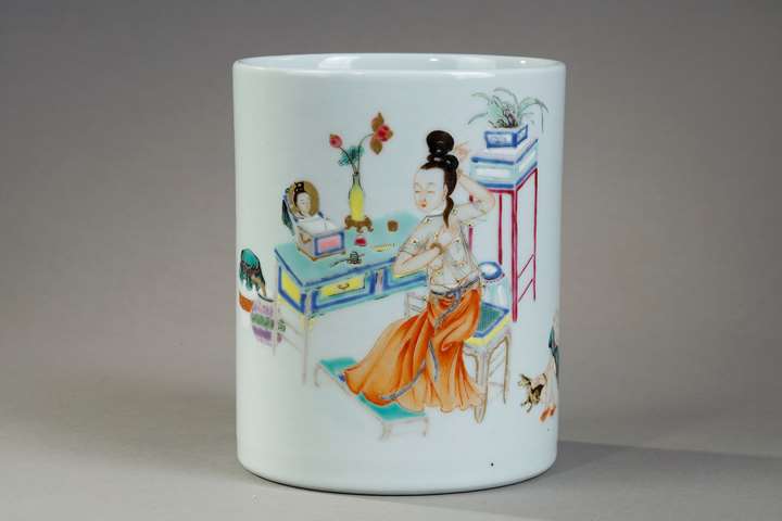 Porcelain brush pot Famille Rose Decorated with a courtesan in front of a desk and a child playing - China Qing Period 1644/1911