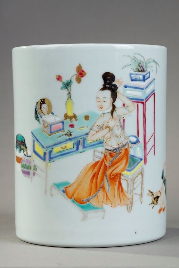 Porcelain brush pot Famille Rose Decorated with a courtesan in front of a desk and a child playing - China Qing Period 1644/1911 | MasterArt