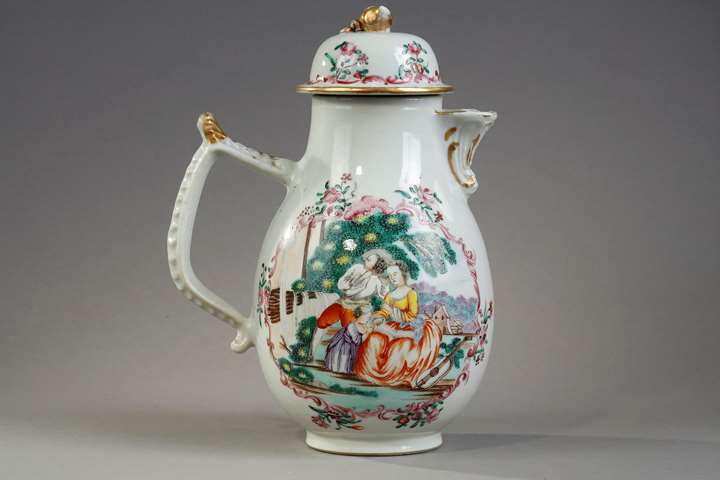 Rare ewer with this cover of the Famille Rose decorated with a man playing the flute near his wife and child who follow the air thanks to a partition China Qianlong period 1736/ 1795