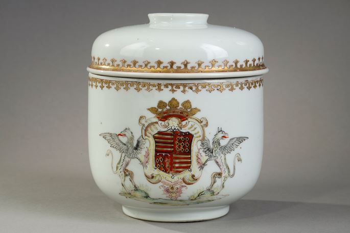 covered pot (sugar) in polychrome porcelain decorated with the Coat of Arms of the Volvire de Ruffec family related to that of the Duke of Saint Simon surrounded by two drawn griffins .  China Qianlong period 1736/1795  H 14.5cm  | MasterArt