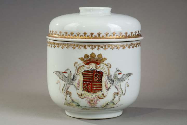 covered pot (sugar) in polychrome porcelain decorated with the Coat of Arms of the Volvire de Ruffec family related to that of the Duke of Saint Simon surrounded by two drawn griffins .  China Qianlong period 1736/1795 
H 14.5cm 
