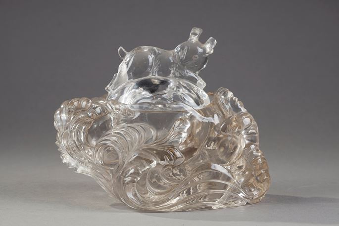 Rock crystal box featuring a rabbit jumping over the waves ecumantes - China 19th century | MasterArt