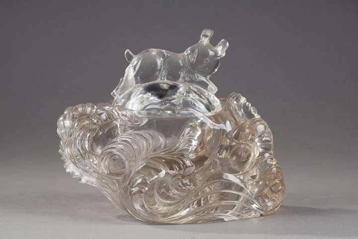 Rock crystal box featuring a rabbit jumping over the waves ecumantes - China 19th century