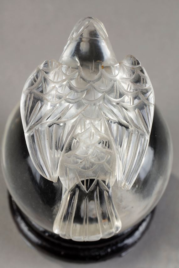 Small sphere in pure rock crystal surmounted by a raptor -China 19em century | MasterArt