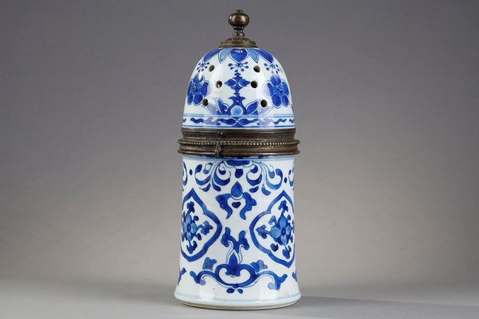 White blue porcelain powder decorated with lambrequins and garlands floral medallions - China Kangxi period 1662/1722 ( Mount in metal) H21cm | MasterArt