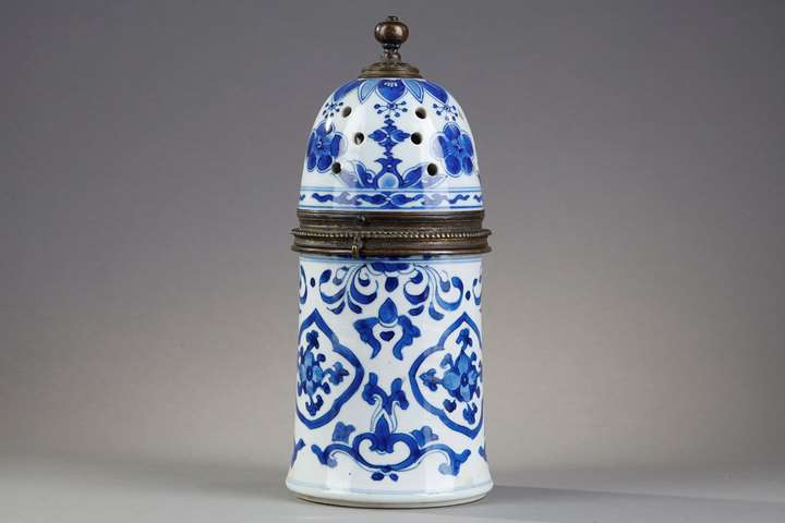 White blue porcelain powder decorated with lambrequins and garlands floral medallions - China Kangxi period 1662/1722 ( Mount in metal)
H21cm