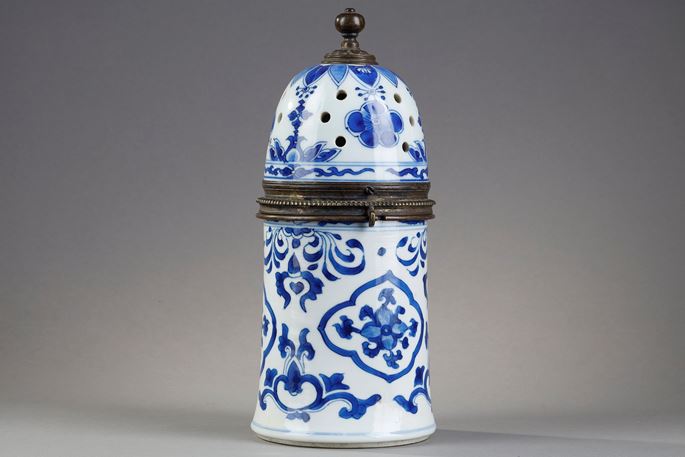 White blue porcelain powder decorated with lambrequins and garlands floral medallions - China Kangxi period 1662/1722 ( Mount in metal) H21cm | MasterArt