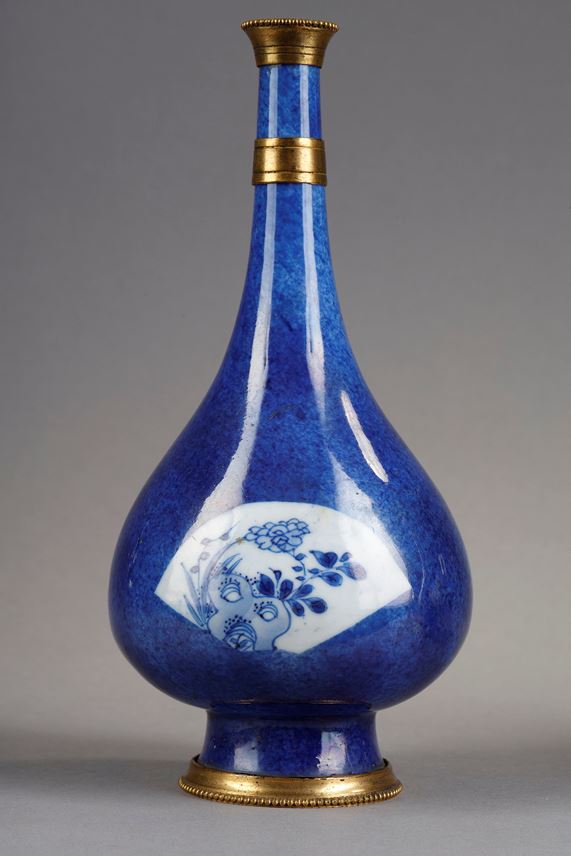 Pair of white blue porcelain sprinckler  on powdered blue background  - Epoque Kangxi 1662/1722   - Gilded metal strapping | MasterArt