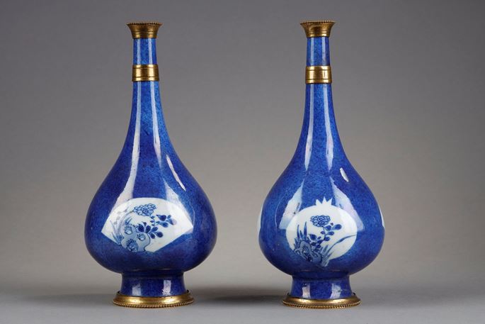 Pair of white blue porcelain sprinckler  on powdered blue background  - Epoque Kangxi 1662/1722   - Gilded metal strapping | MasterArt