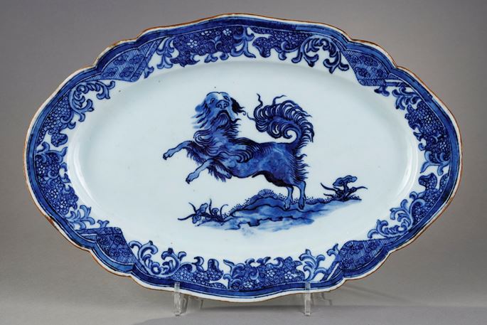 Small dish with round edge in white blue porcelain bearing a decoration of a dog probably a epagneul standing on its hind legs on the ground or growing Lingzi mushrooms - China Qianlong period 1736/1795 | MasterArt