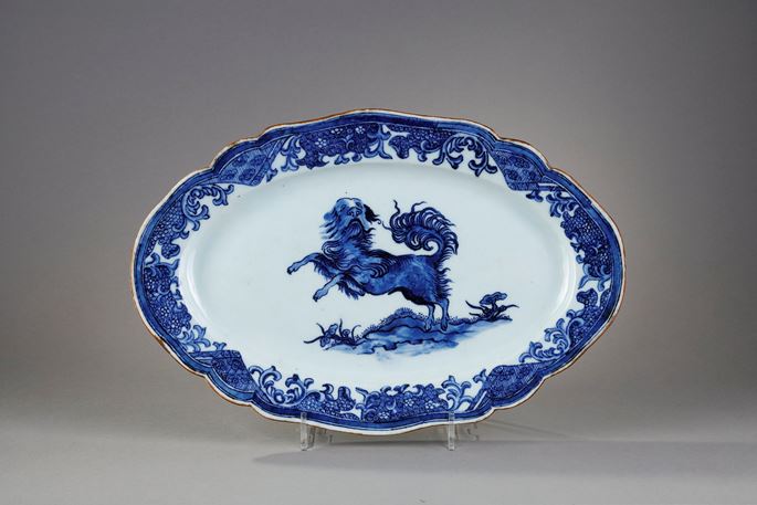 Small dish with round edge in white blue porcelain bearing a decoration of a dog probably a epagneul standing on its hind legs on the ground or growing Lingzi mushrooms - China Qianlong period 1736/1795 | MasterArt