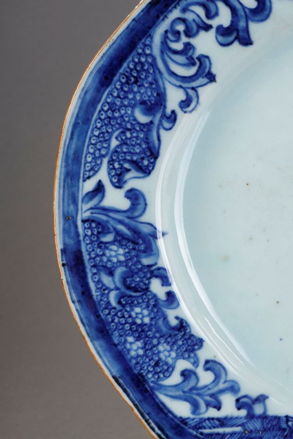 Large dish with round edge in white blue porcelain bearing a decoration of a dog probably a epagneul standing on its hind legs on the ground or growing Lingzi mushrooms - China Qianlong period 1736/1795 | MasterArt