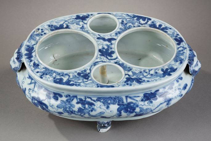 Oil carrier-vinaigrier porcelain blue-white oval shape resting on three feet adapted posteriorly in inkwell with decoration of loirs in the grapes the handles in the shape of head of lions and rings and feet in the shape of masks of Taotie  - China Kangxi period 1662/1722 | MasterArt