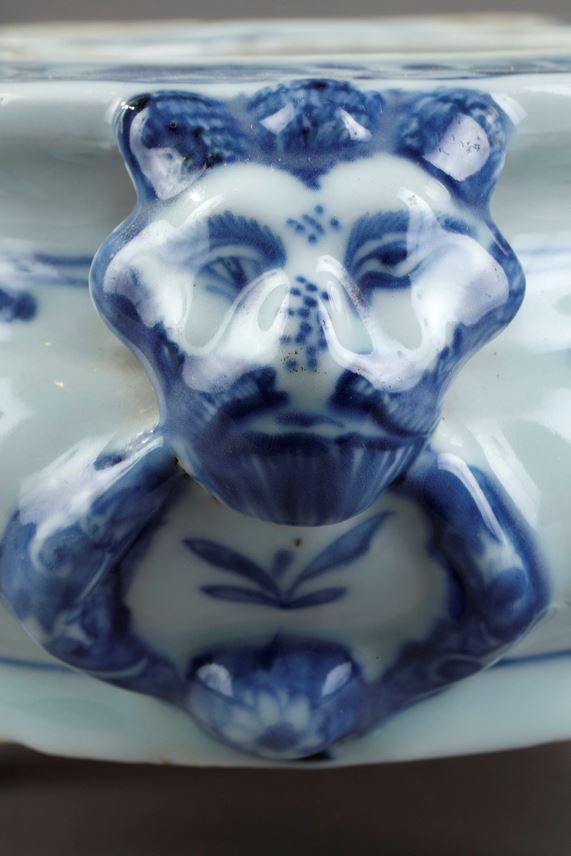Oil carrier-vinaigrier porcelain blue-white oval shape resting on three feet adapted posteriorly in inkwell with decoration of loirs in the grapes the handles in the shape of head of lions and rings and feet in the shape of masks of Taotie  - China Kangxi period 1662/1722 | MasterArt
