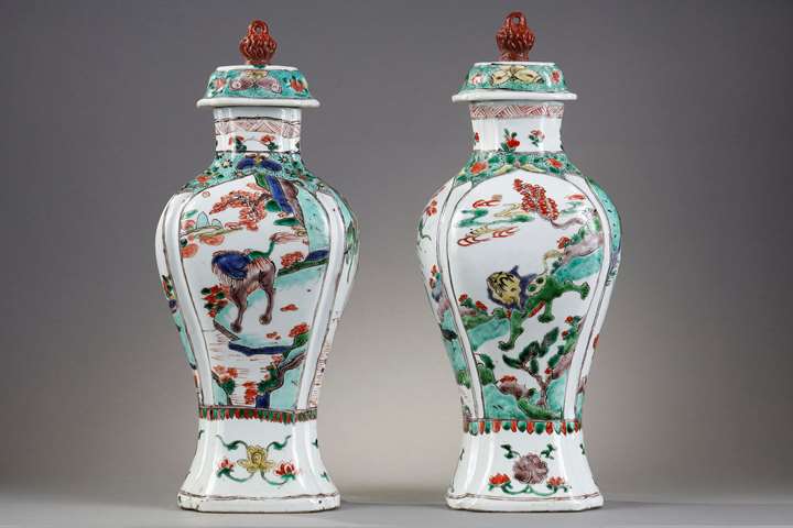 Pair of quadrangular porcelain vases "Famille Verte " decorated with kilins and birds on backgrounds of landscapes and butterflies - China Kangxi period 1662/1722 
High 32cm