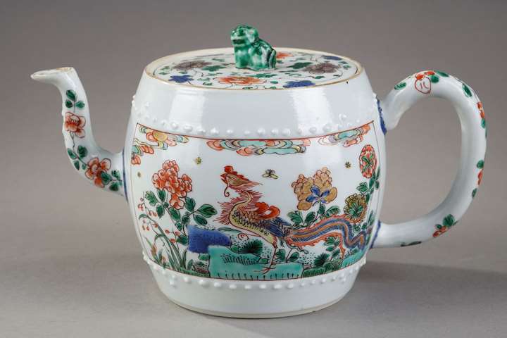 Porcelain winepot of the Famille Verte in the shape of a barrel. China Kangxi period 1662/1722