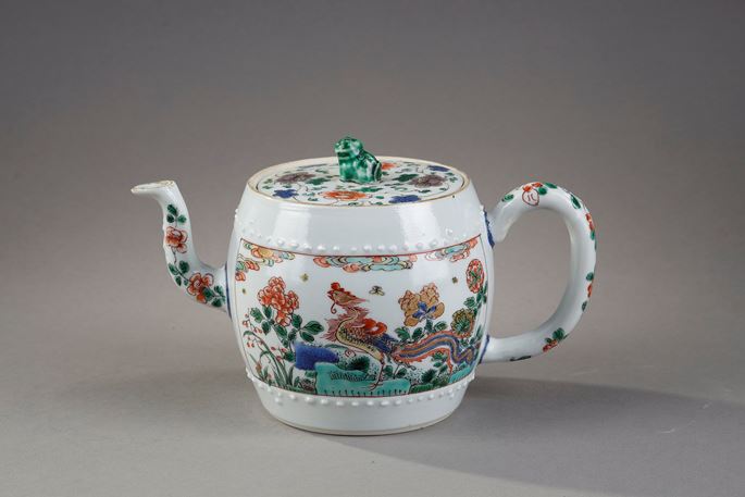 Porcelain winepot of the Famille Verte in the shape of a barrel. China Kangxi period 1662/1722 | MasterArt