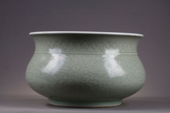 Large censer celadon enamelled and decorated underglaze with flowers Kangxi period | MasterArt