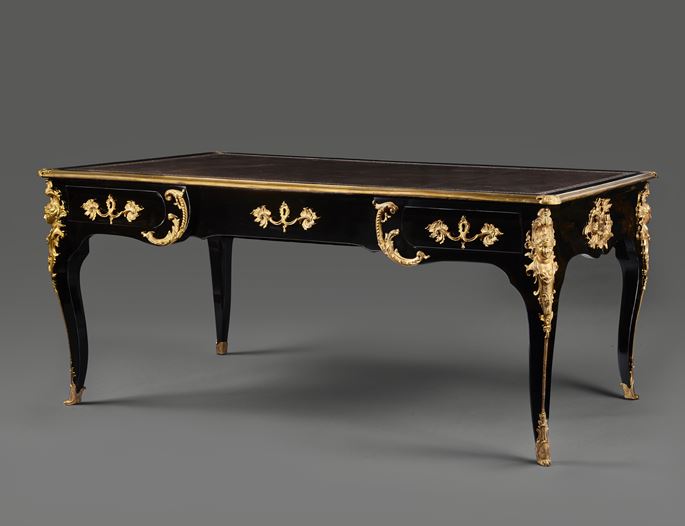 Flat desk in blackened pear tree, adorned with chased and gilt bronzes with patterns of women and dragons | MasterArt