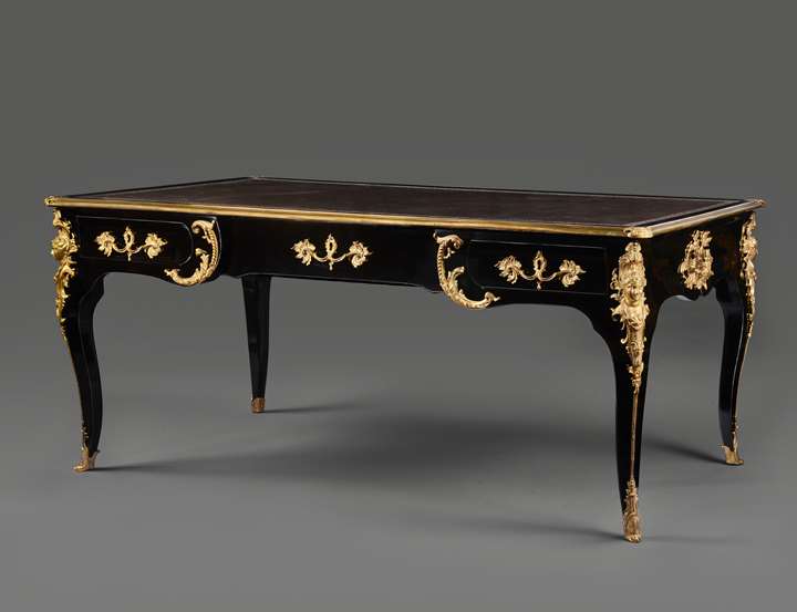 Flat desk in blackened pear tree, adorned with chased and gilt bronzes with patterns of women and dragons