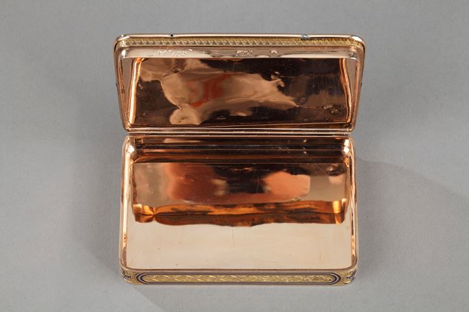 Hanau Gold Snuff Box with Pietra Dura Medallion | MasterArt
