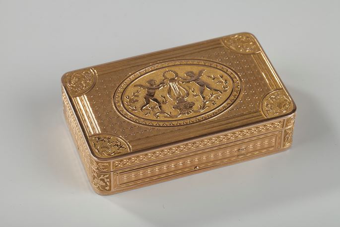 An gold musical snuff box