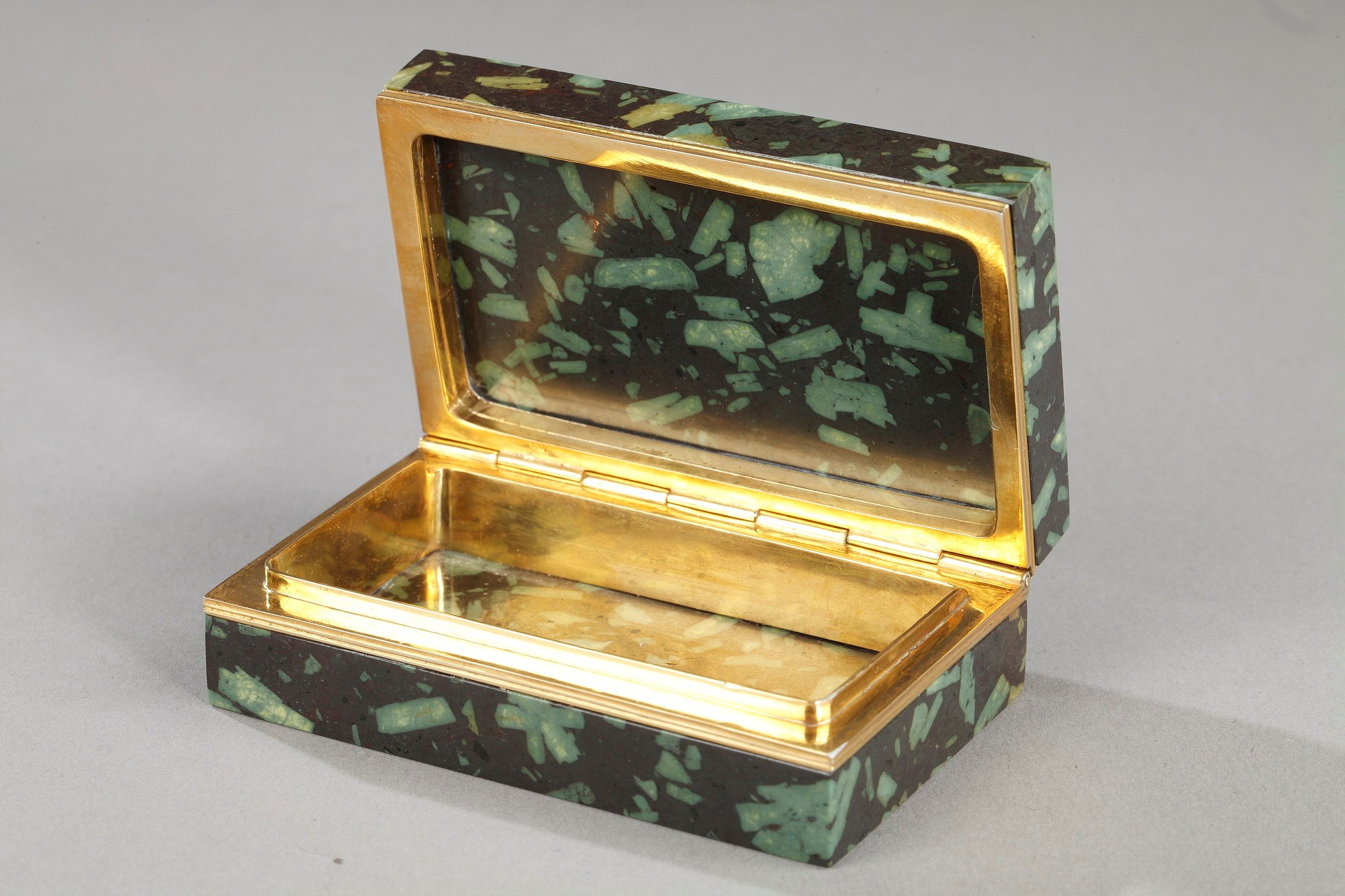 An gold musical snuff box