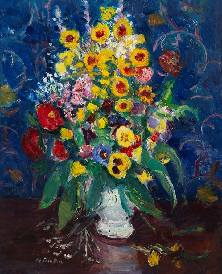 Fleurs dans un vase blanc