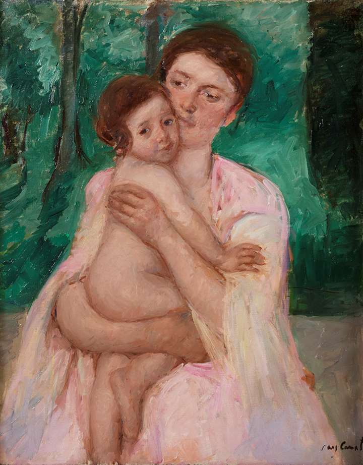 Femme en robe rose tenant un enfant dans ses bras