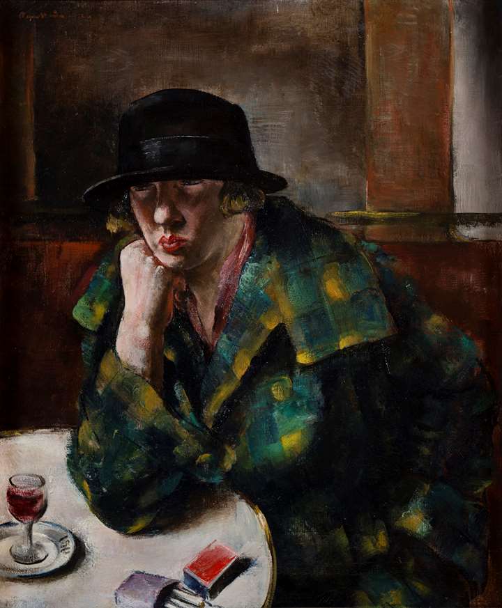 Femme assise dans un café