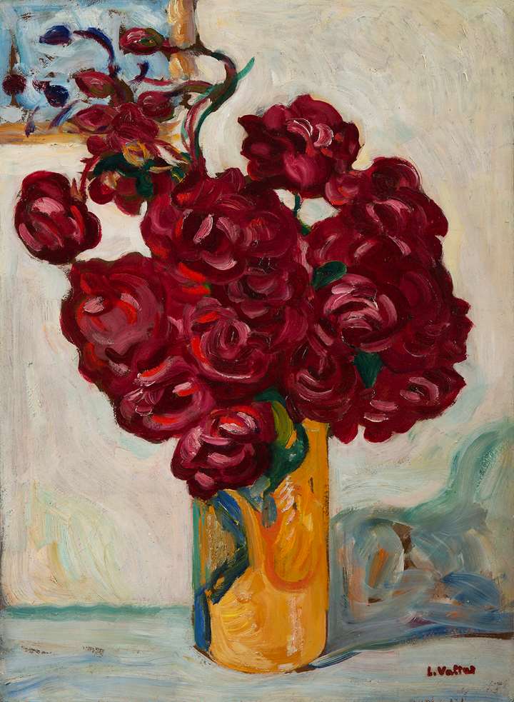 Vase de fleurs rouges sur fond jaune