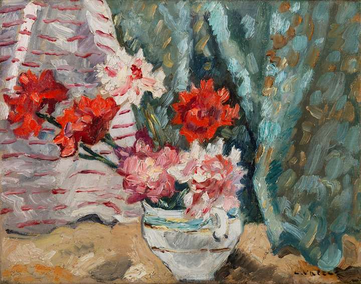 Bouquet devant une tenture verte