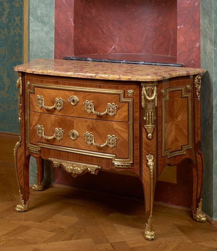 A small commode sans traverse